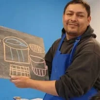 Un participante muestra una construcción realizada en el taller.