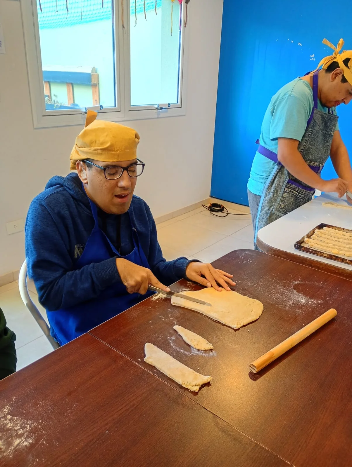Un participante trabaja con masa en el taller de cocina.