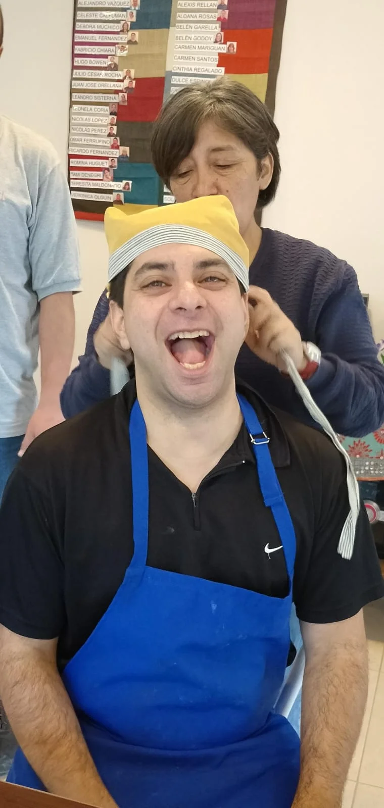 Participantes comparten un momento del taller con sus gorros amarillos.