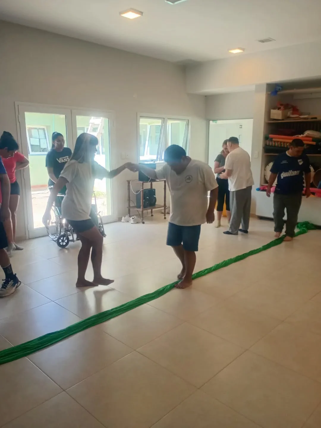 Participantes realizan una actividad de movimiento en el salón.