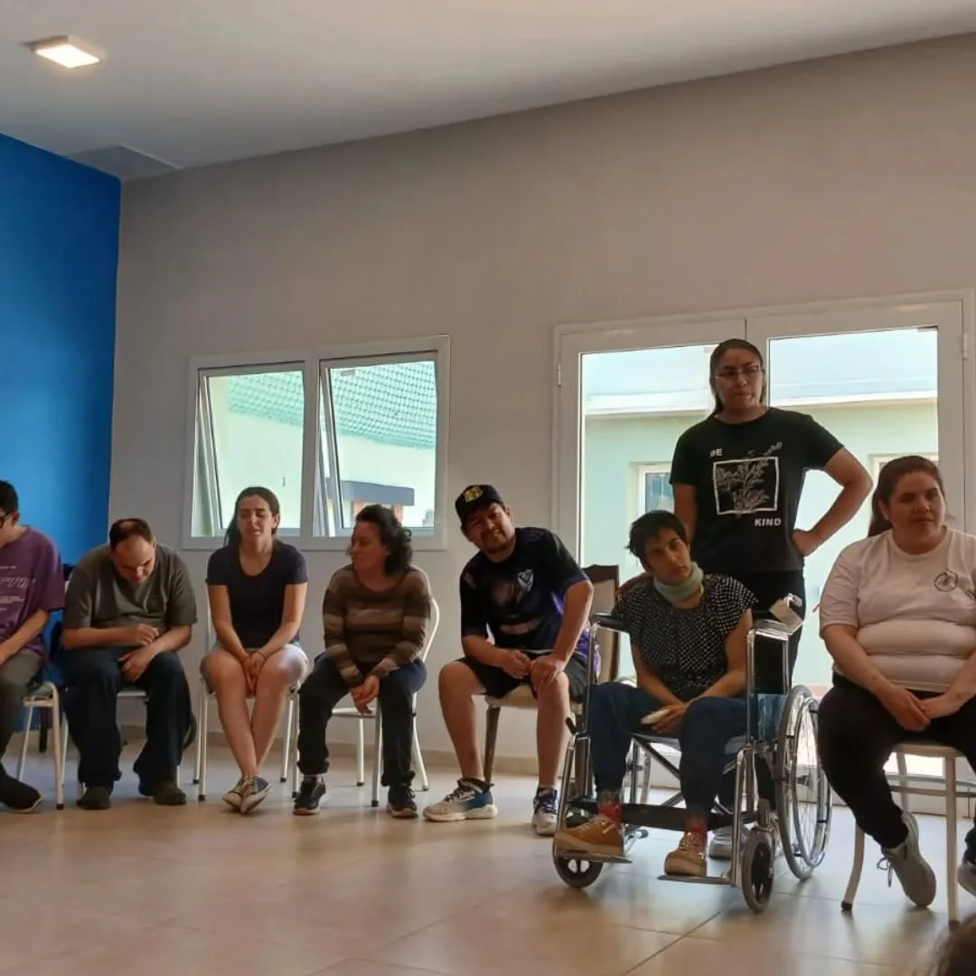Un grupo se reúne sentado en ronda durante educación física.