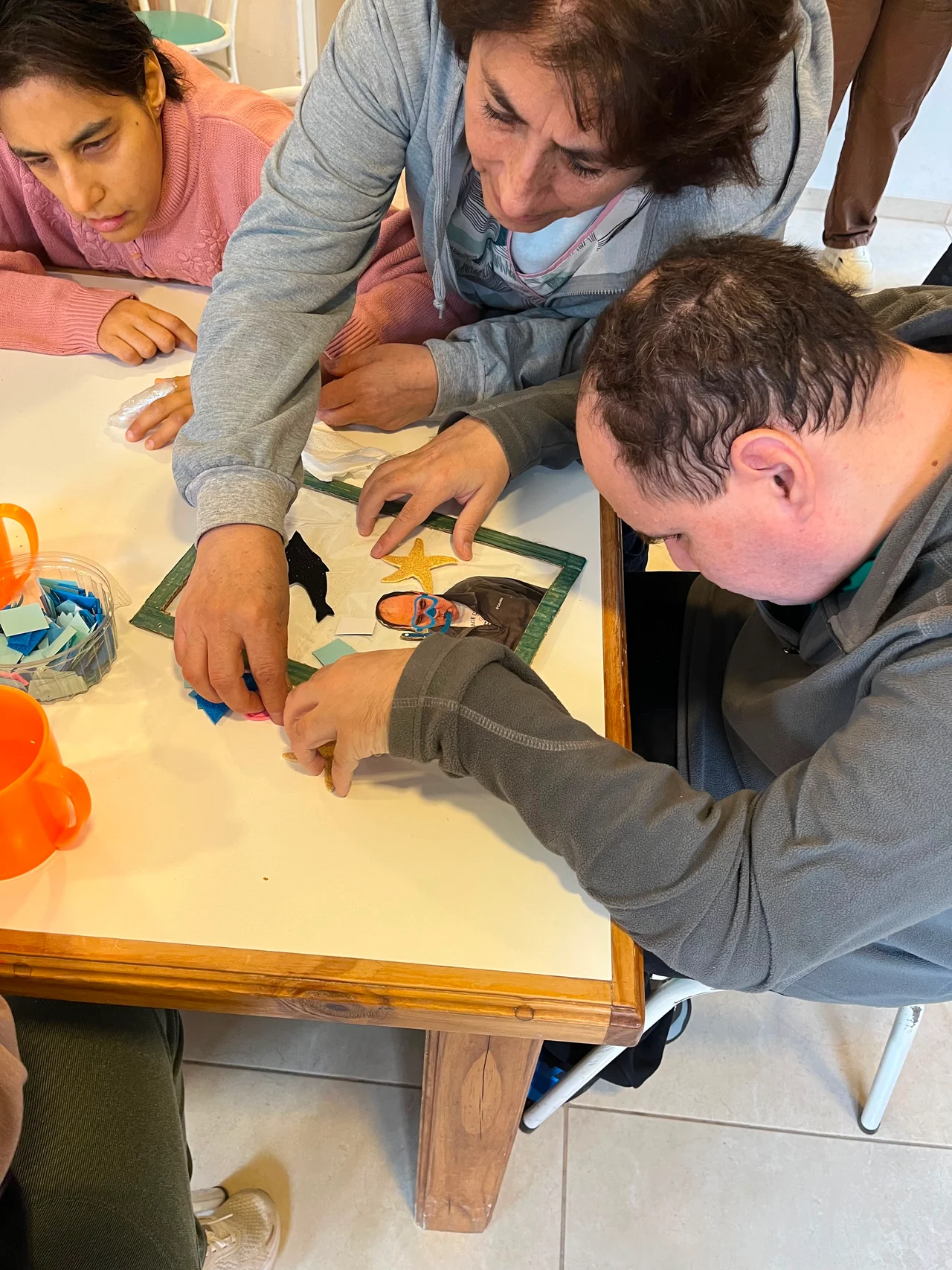 Personas compartiendo una actividad con materiales y texturas en EDDIM.