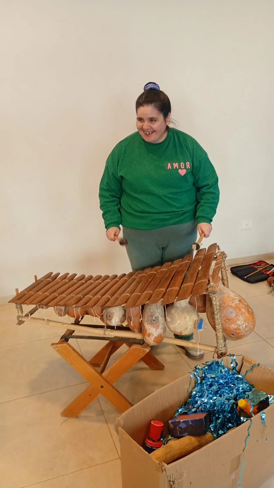Un participante toca un instrumento de láminas de madera.