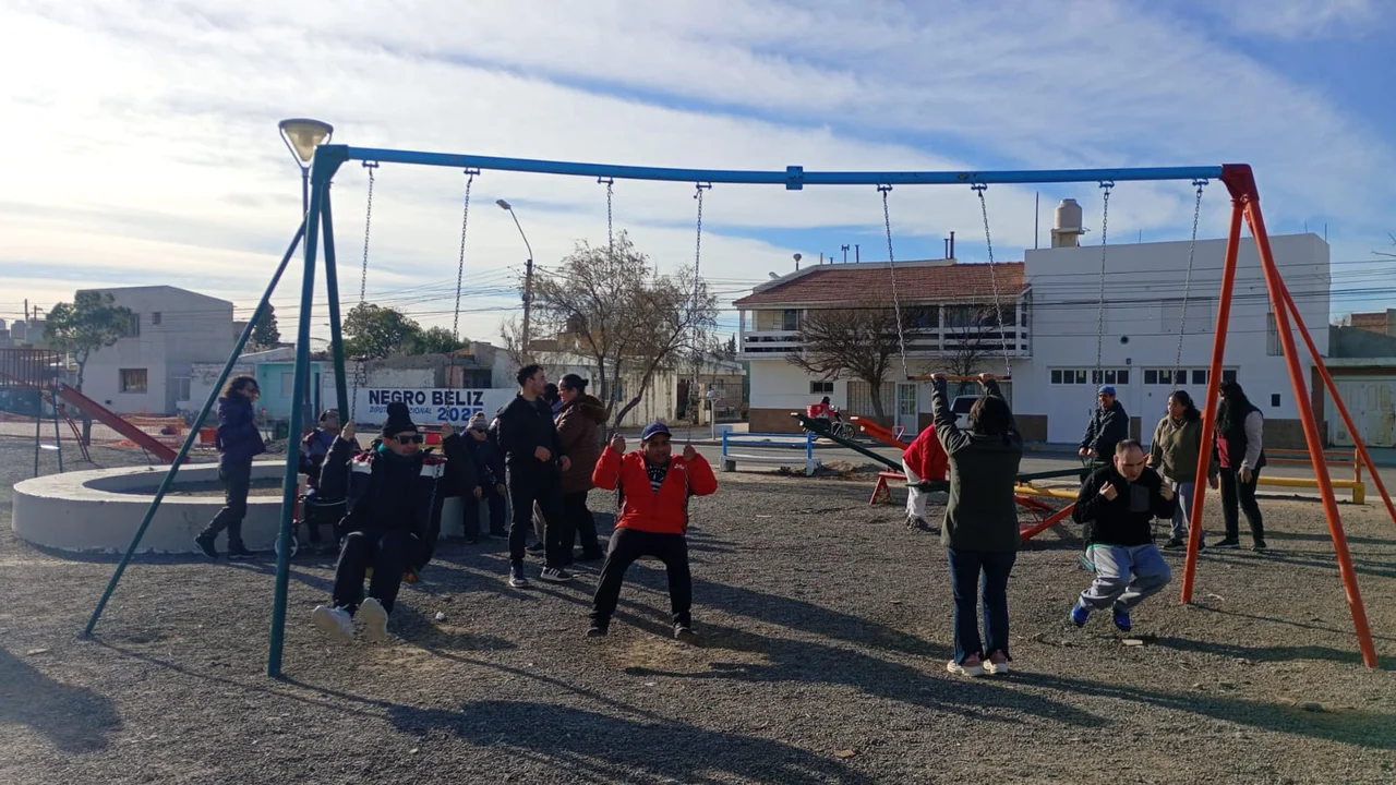 Un grupo comparte una salida a una plaza con hamacas.
