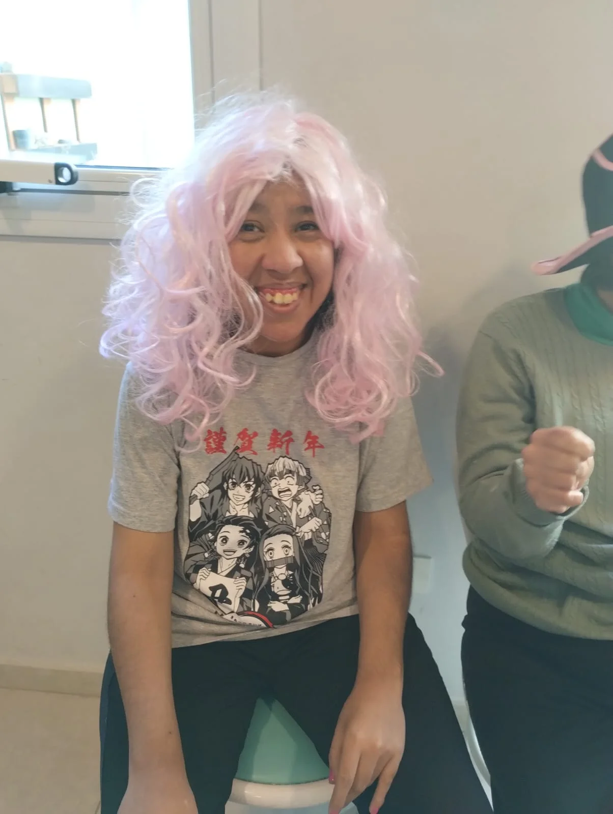 Una participante usa una peluca rosa durante el taller de teatro.