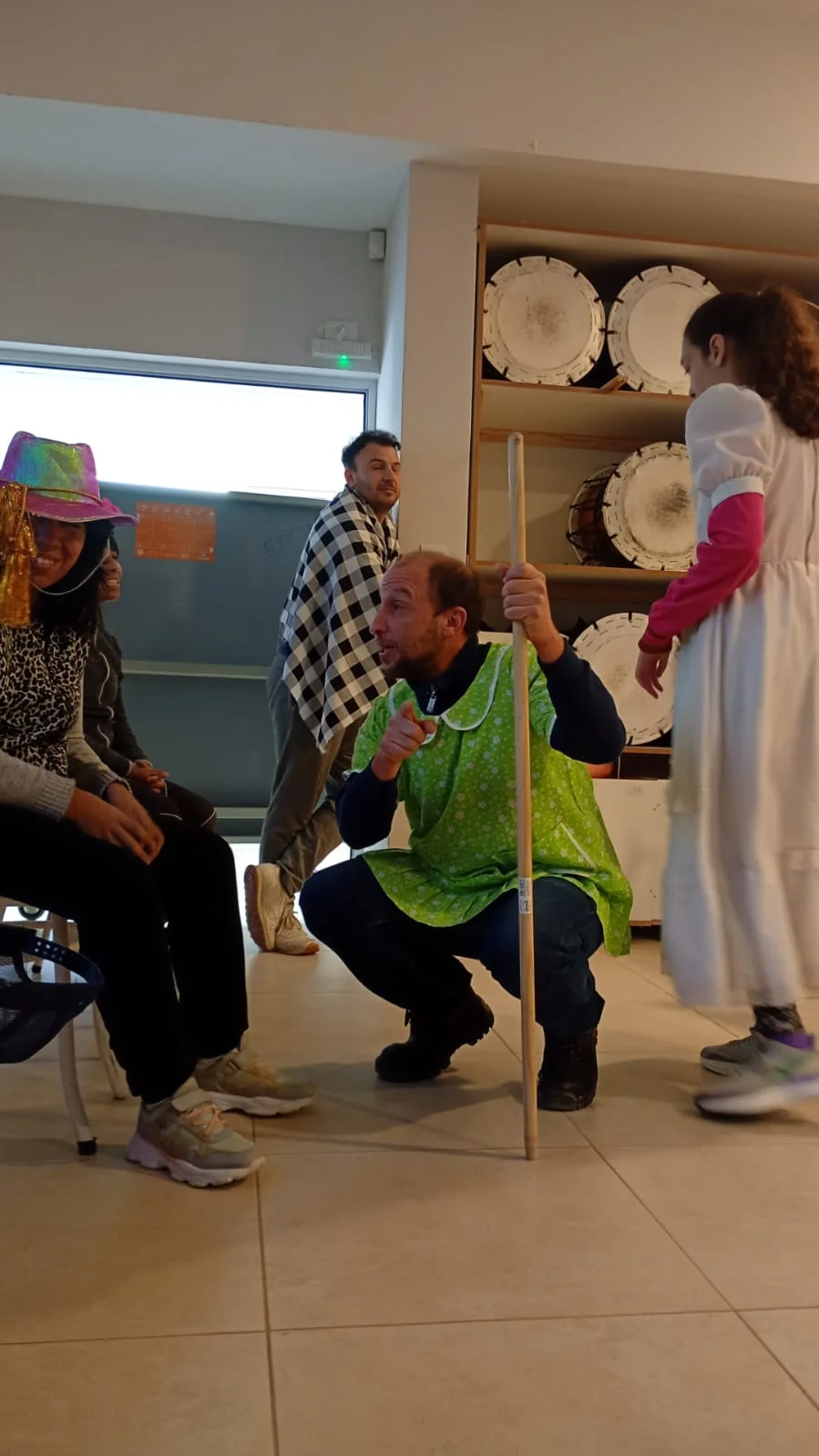 El grupo comparte una escena teatral en Casa EDDIM.