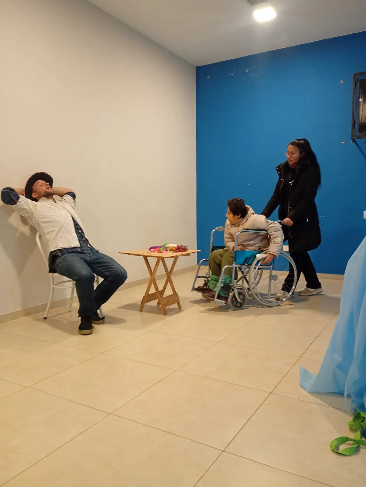 Participantes representan una escena en el salón de Casa EDDIM.